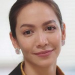 Tinn's mom is portrayed by the Thai actress Tao Sarocha Watittapan (เต๋า สโรชา วาทิตตพันธ์).