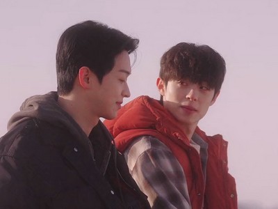 Dongha and Joowon are at the beach.