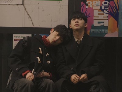 Dongha sleeps on Joowon's shoulder.