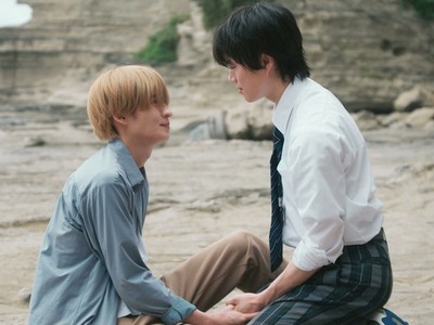 Wataru and Chiharu share a moment on the beach.