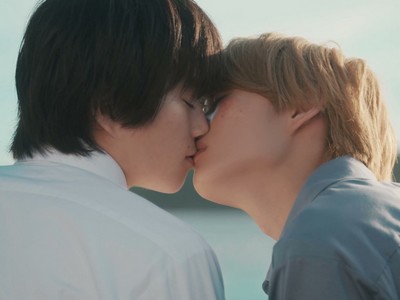 Wataru and Chiharu kiss.