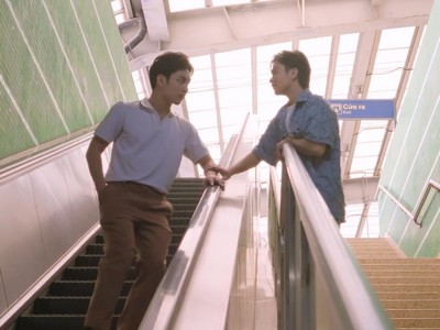 Khanh and Bao hold hands.