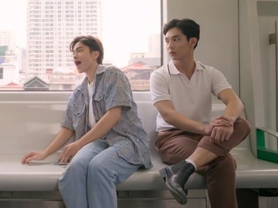 Khanh and Bao are on the train.