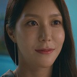 Laura is portrayed by the Korean actress Jo Seo Hu (조서후).
