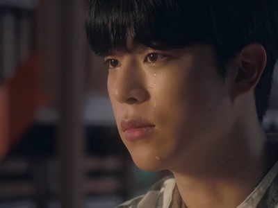 Do Gun cries after he learns about Jung Woo's betrayal.