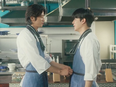 Jung Woo ties Do Gun's apron.