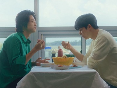 Do Gun and Jung Woo enjoy a meal together.