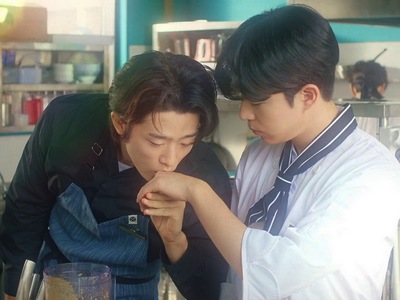 Jung Woo tastes some sauce on Do Gun's hand.