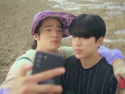 Do Gun and Jung Woo take a selfie together.