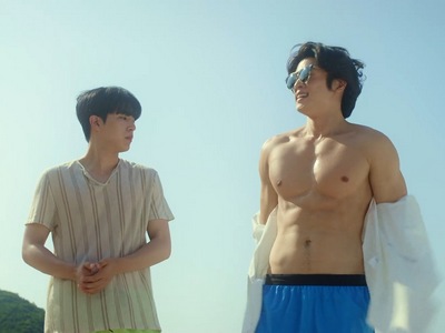 Jung Woo flaunts his shirtless body on the beach.