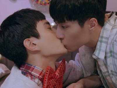 Xun An and Qi Ran kiss during their university days.