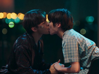 Yi and Diao kiss each other in the middle of the night.