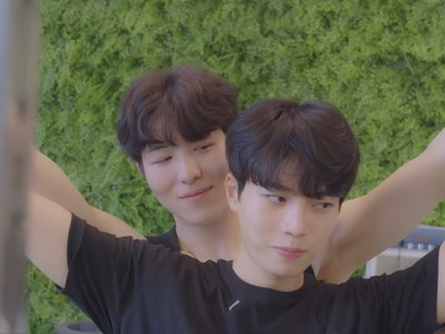 Doyun and Hyunwoo work out together.