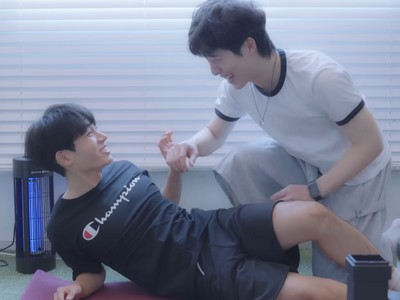 Doyun and Hyunwoo have fun at the gym.