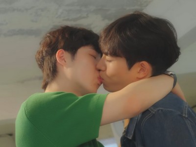 Doyun and Hyunwoo kiss.