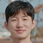 Saebyeok's manager is portrayed by a Korean actor.
