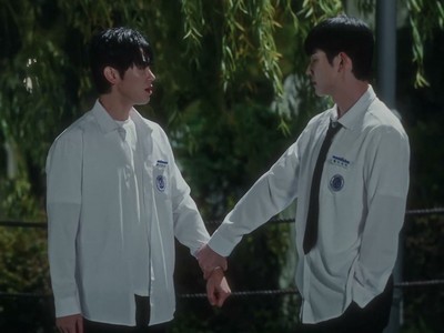 Hanuel and Saebyeok hold hands.