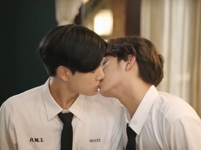 Nueng and Ben kiss in Never Let Me Go Episode 4.