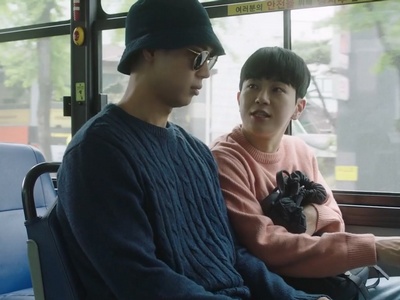 Young Taek and Eui Jun take the bus together.