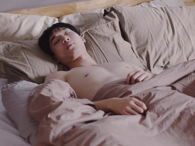 Jin's sisters catch Bbomb shirtless in bed in Nitiman Episode 7.