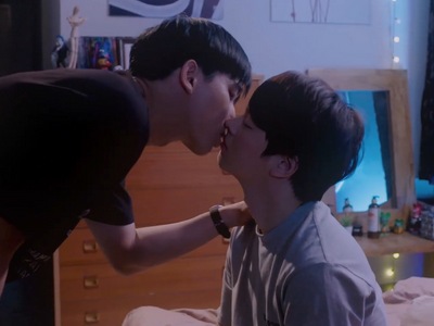 Jin and Bbomb kiss in Nitiman Episode 8.