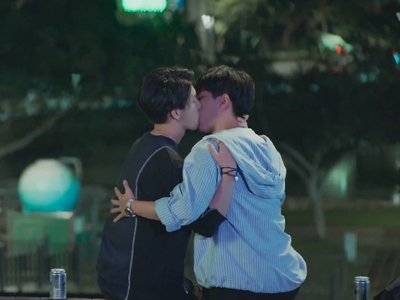 Shi De and Shu Yi share an intimate kiss in Episode 6 of No. 1 For You.