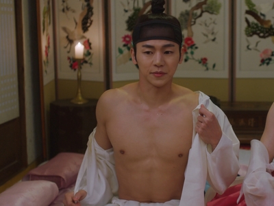 Ho Seon has a shirtless scene in Episode 2 of Nobleman Ryu's Wedding.