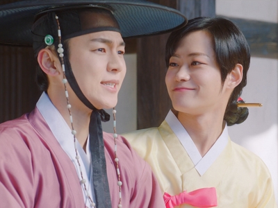 Ho Seon plays along with the charade, pretending Ki Wan is his fake wife.