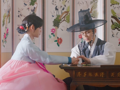 Ho Seon takes care of an injury on Ki Wan's hand.