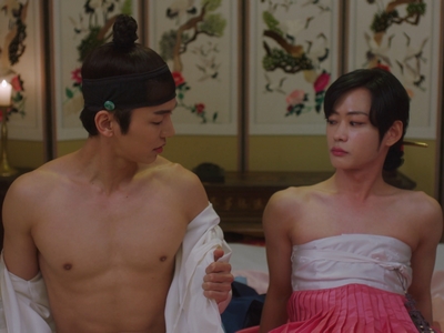 Ho Seon has a shirtless scene early in Nobleman Ryu's Wedding.