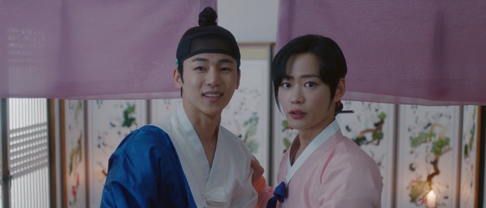 Ki Wan pretends to be his sister to become Ho Seon's new bride.