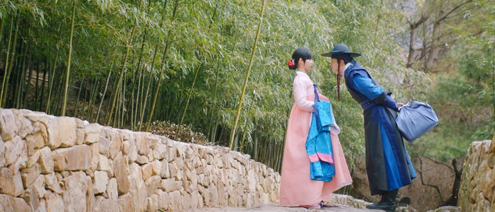 I love the scene composition at the end of Episode 4, with Tae Hyung leaning forward to talk to Ki Wan.