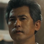 White's dad is portrayed by the Thai actor Chokchai Charoensuk (โชคชัย เจริญสุข).