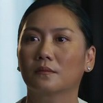 White's mom is portrayed by the Thai actress Dujdao Vadhanapakorn (ดุจดาว วัฒนปกรณ์).