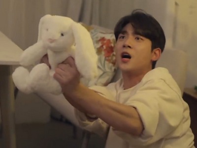 Seol Won defends himself from the thief with a rabbit doll.