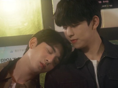 Seol Won falls asleep on Cheol Soo's shoulder at the bus stop.