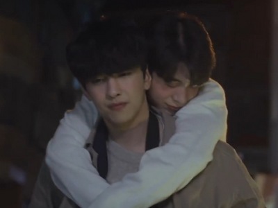 Cheol Soo gives Seol Won a piggyback ride home.