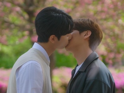 Seon Ho and Mu Yeong kiss in the Oh My Assistant happy ending.