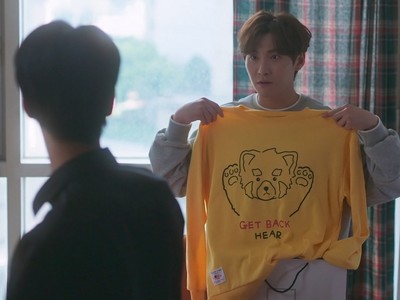 Seon Ho shows off his bear shirt.