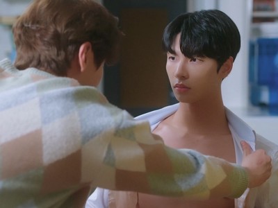 Seon Ho rips open Mu Yeong's shirt and exposes his shirtless body.