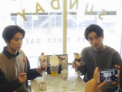Nozue and Togawa pose for a picture at the parfait shop.
