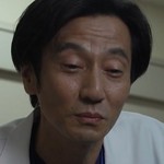 The doctor is portrayed by the Japanese actor Kanji Tsuda (津田寛治).
