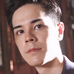 Young Mikki is portrayed by the Japanese actor Atsushi Shingaki (新垣篤).