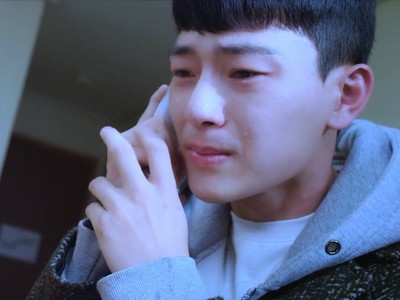 Jae Woo answers a call from Ji Hoon before he dies.