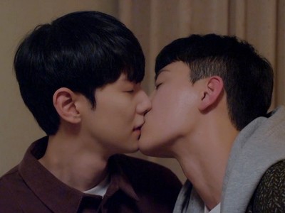 Jae Woo and Ji Hoon share their first kiss.