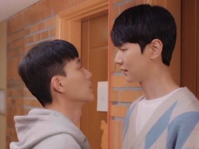 Jae Woo becomes Ji Hoon's roommate after travelling to the past.