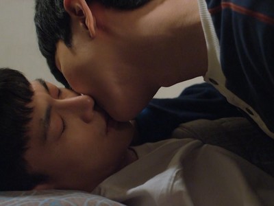 Ji Hoon kisses Jae Woo in Once Again Episode 6.