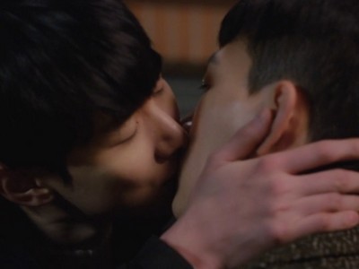 Ji Hoon kisses Jae Woo in the middle of the night.