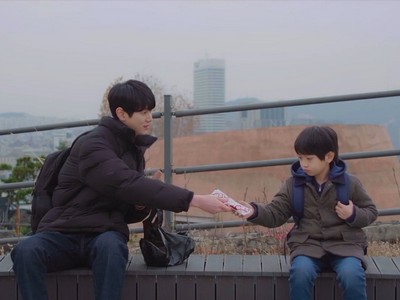 Ji Hoon meets the young Jae Woo and gives him a snack.