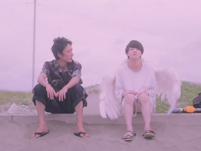 Kouki and Takashi visit the beach.